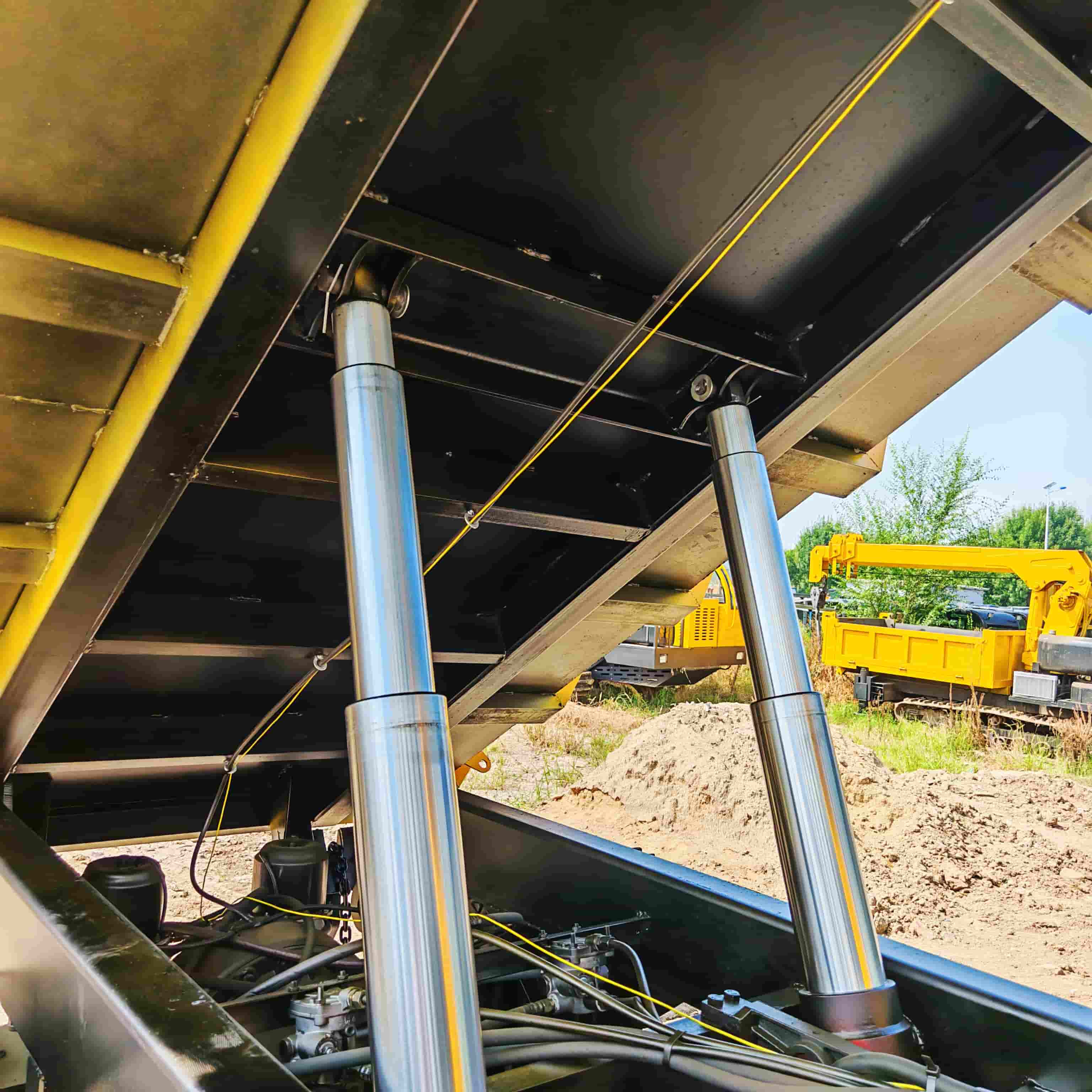 15-тонный стальной гусеничный самосвал