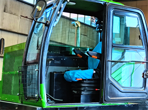 شاحنة قلابة مجنزرة سعة 50 طنًا