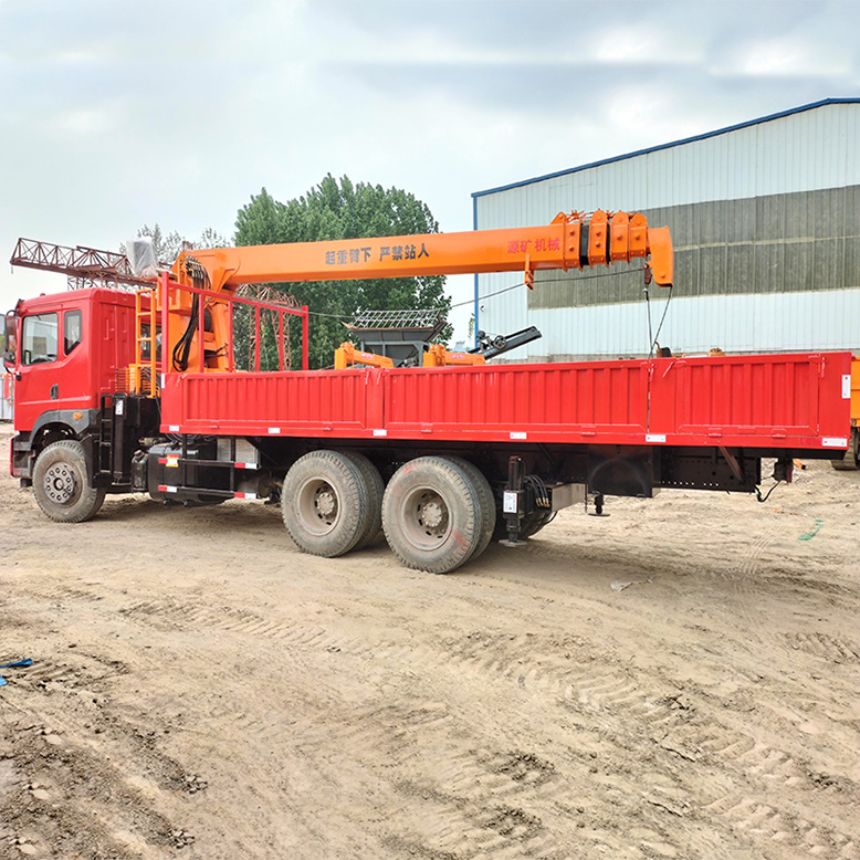 رافعة مثبتة على شاحنة سعة 12 طنًا