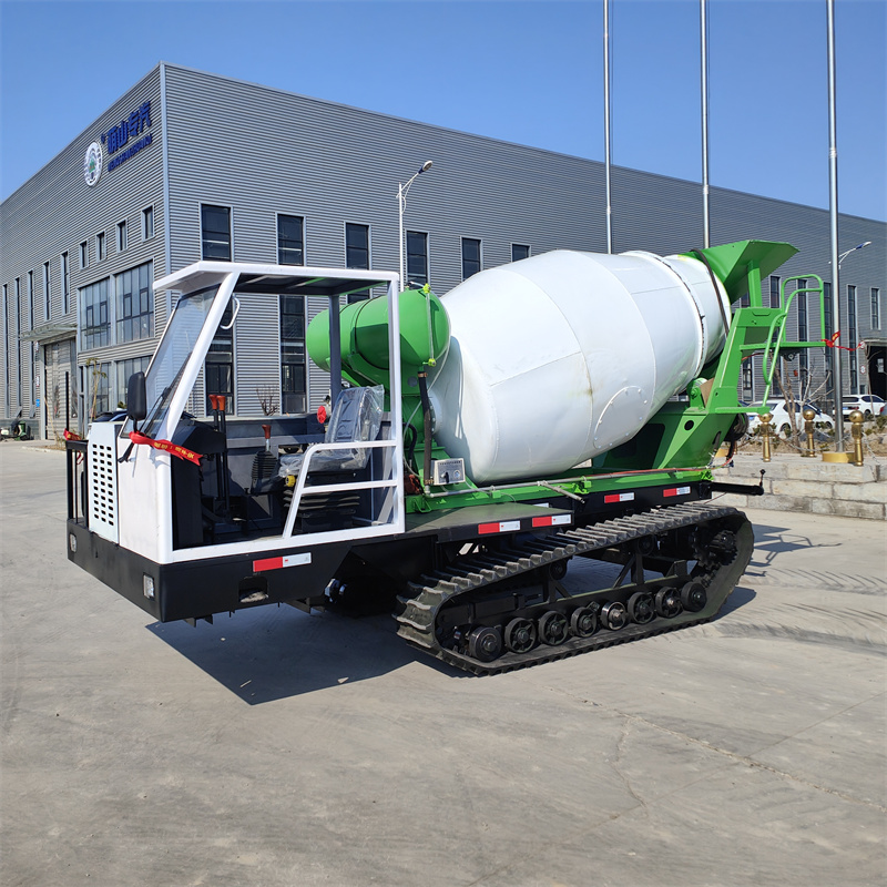 خلاطة خرسانة مجنزرة سعة 2 متر مكعب