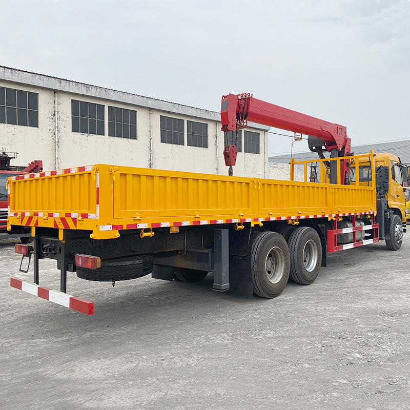 رافعة مثبتة على شاحنة سعة 12 طنًا