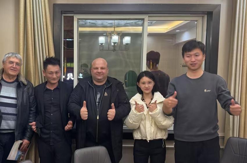 A Russian client visited the track factory of Kuangcheng Machinery and signed a purchase agreement for 10 sets of equipment to deepen international cooperation